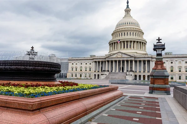 Cúpula del Congreso de Estados Unidos con fuente de agua salpicando - imagen — Foto de Stock