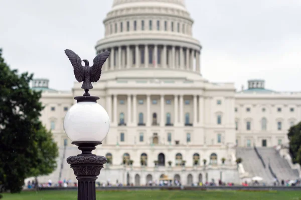 Linterna con un águila y vista borrosa del edificio del Capitolio desde la parte posterior — Foto de Stock