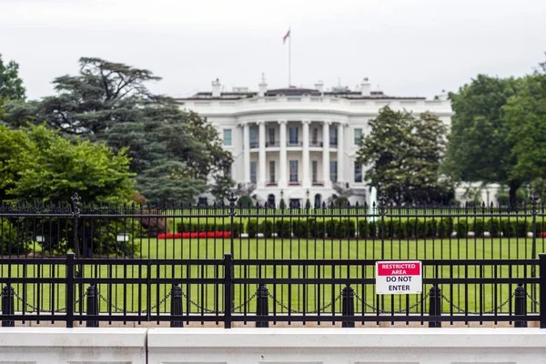 Bariéry a šerm před Bílým domem ve Washingtonu DC — Stock fotografie