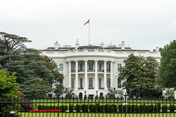 Bariery i ogrodzenia przed białym domem w Waszyngtonie DC — Zdjęcie stockowe