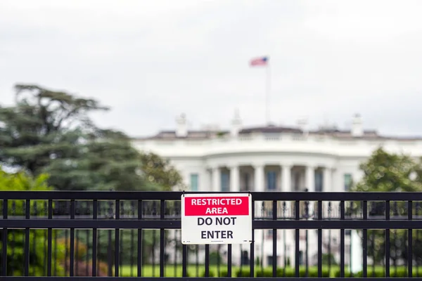 Barriärer och fäktning framför vita huset i Washington DC — Stockfoto