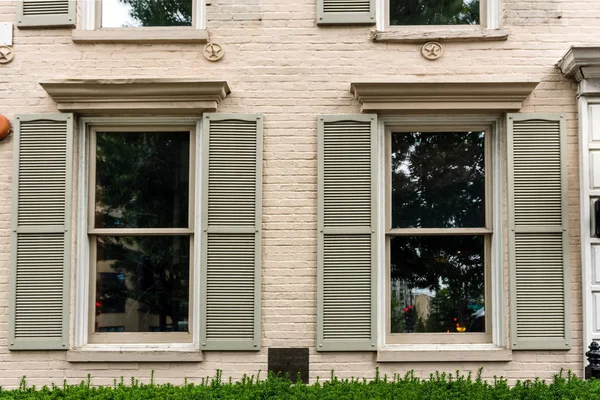 Fasada budynku z oknami, tekstura, architektura obrazu — Zdjęcie stockowe