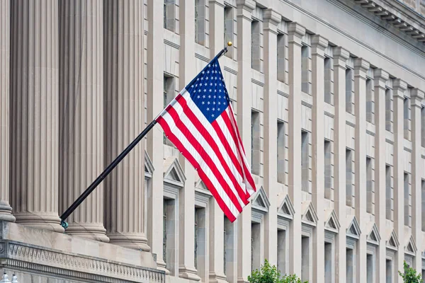 Bandera estadounidense en la fachada de un edificio histórico - imagen — Foto de Stock