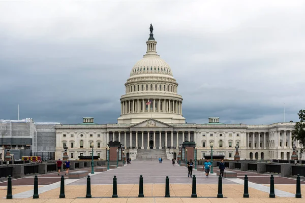 Washington DC, USA-9. června 2019: fasáda budovy Capitol USA ve Washingtonu DC za deštivého dne, pohled z kamenného náměstí. — Stock fotografie