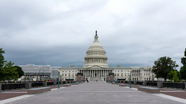 Вашингтон, США - 9 июня 2019 года: Фасад здания Капитолия США в Вашингтоне в дождливый день, Вид с каменной площади . — стоковое фото