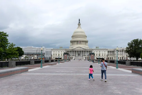 Washington DC, Estados Unidos - 9 de junio de 2019: Fachada del edificio del Capitolio de Estados Unidos en Washington DC en un día lluvioso, Vista desde la plaza de piedra . — Foto de Stock
