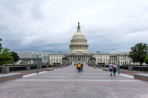 Washington DC, USA-június 9, 2019: homlokzat az amerikai Capitolium épület Washington DC-ben egy esős napon, Kilátás kő tér. — Stock Fotó