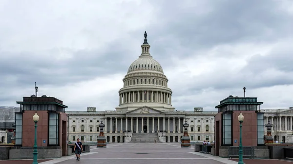 Washington DC, Estados Unidos - 9 de junio de 2019: Fachada del edificio del Capitolio de Estados Unidos en Washington DC en un día lluvioso, Vista desde la plaza de piedra . —  Fotos de Stock