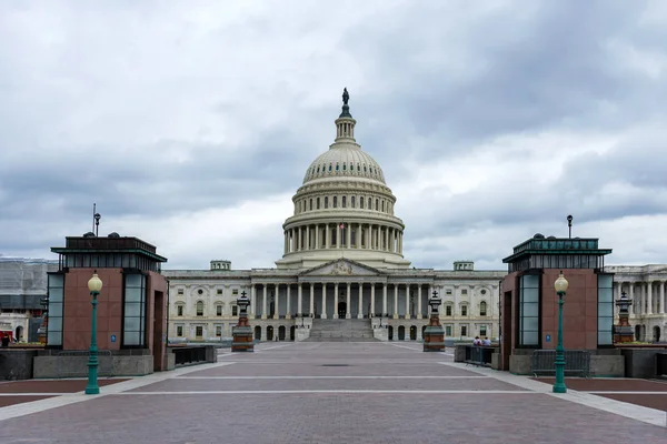 Washington DC, USA-június 9, 2019: homlokzat az amerikai Capitolium épület Washington DC-ben egy esős napon, Kilátás kő tér. — Stock Fotó