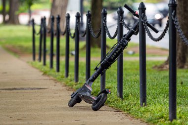 Washington Dc, ABD - 9 Haziran 2019: Yaya kaldırımının eteklerinde terk edilmiş bir elektrikli scooter.