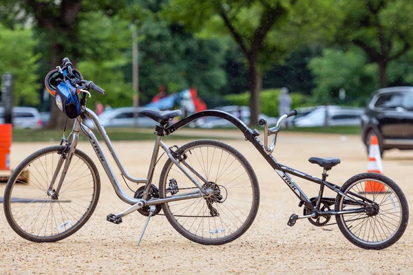 Washington DC, États-Unis - 9 juin 2019 : Vélo familial dans le parc près du bâtiment Capitol à Washington DC — Photo