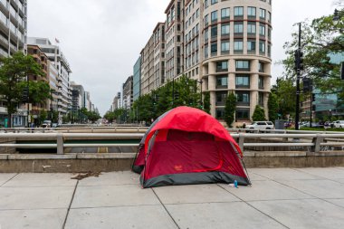 Washington Dc, ABD - 9 Haziran 2019: Yaya geçidinde kentte evsizler çadırı. Washington'da dışarıda uyuyan bir dizi evsiz var, çadır alışılmadık bir manzara olmasına rağmen.