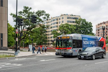 Washington Dc, ABD - 9 Haziran 2019: Şehir sokaklarında yayalar ve trafik.