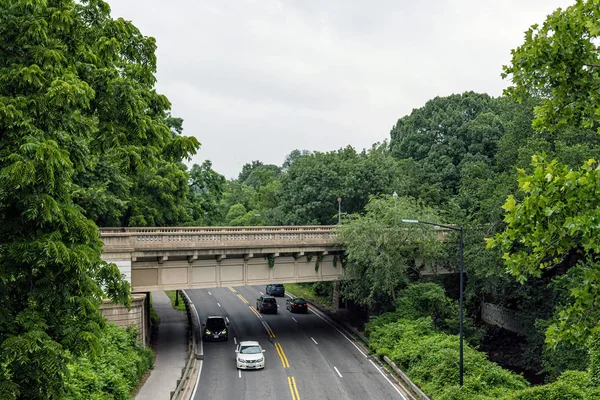 Washington DC, USA-9 czerwca 2019: Overpass most autostrady w pochmurny dzień — Zdjęcie stockowe