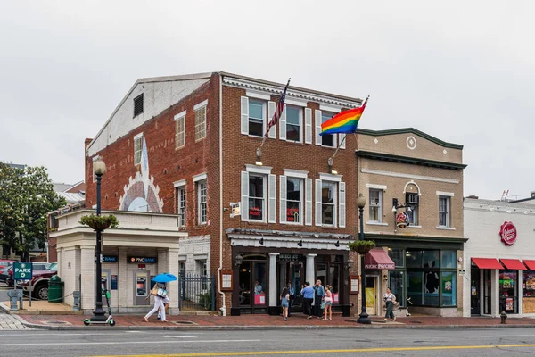 Washington DC, USA-június 9, 2019: amerikai és szivárvány zászlókat egy épület a Pride hónap ünneplés. — Stock Fotó