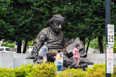 Washington Dc, Abd - 9 Haziran 2019: Washington Dc'deki Einstein Heykeli'nde turistler