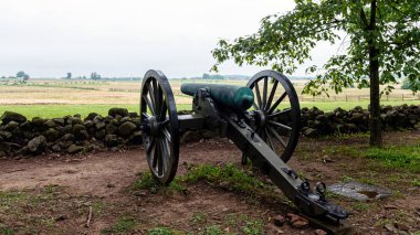 Gettysburg, Pa bir taş duvar arkasında bir İç Savaş dönemi topu yerleştirilir