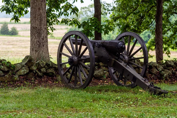 Un cañón de la era de la Guerra Civil se coloca detrás de un muro de piedra en Gettysburg, PA —  Fotos de Stock