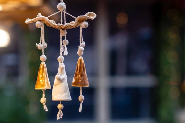 Verschiedene Dekorationen, Spielzeug für den Weihnachtsbaum auf dem Weihnachtsmarkt — Stockfoto