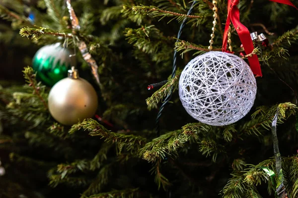 Varios coloridos adornos de Navidad colgado ramas de abeto . —  Fotos de Stock