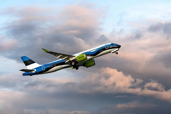 AirBaltic Aereo passeggeri YL-CSJ - Airbus A220-300 (Bombardier CS300) parte all'aeroporto internazionale RIX al tramonto. AS Air Baltic Corporation, è la compagnia di bandiera della Lettonia — Foto Stock