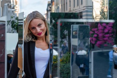 Genç, duygusal, sarışın bir kadının portresi....