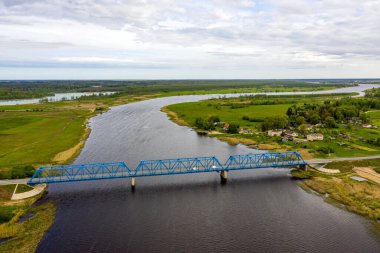 Letonya, Kalnciems yakınlarındaki Lielupe nehri üzerindeki köprüden havadan panoramik görüntü