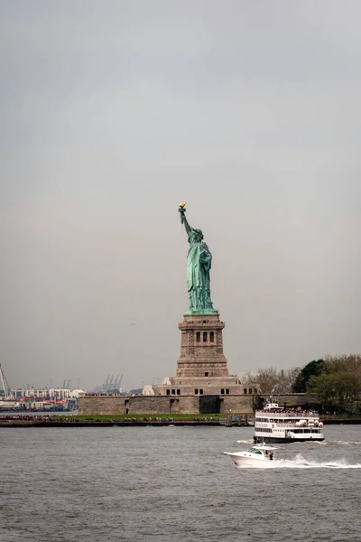 Нью Йорк Сша Червня 2019 Пором Човен Наближається Статуя Свободи — стокове фото
