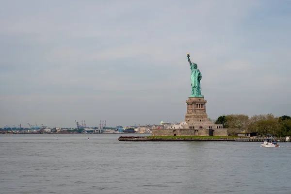 New York Usa Juni 2019 Fähre Nähert Sich Der Freiheitsstatue — Stockfoto
