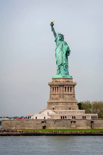 New York États Unis Juin 2019 Ferry Boat Approchant Statue — Photo