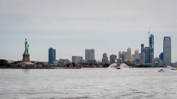 New York Usa Juni 2019 Freiheitsstatue Freiheitsinsel Mit Manhtattan Hintergrund — Stockfoto