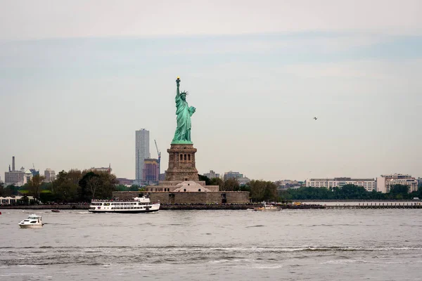 New York Usa Juni 2019 Fähre Nähert Sich Der Freiheitsstatue — Stockfoto