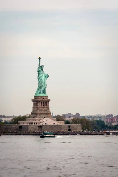 New York États Unis Juin 2019 Ferry Boat Approchant Statue — Photo