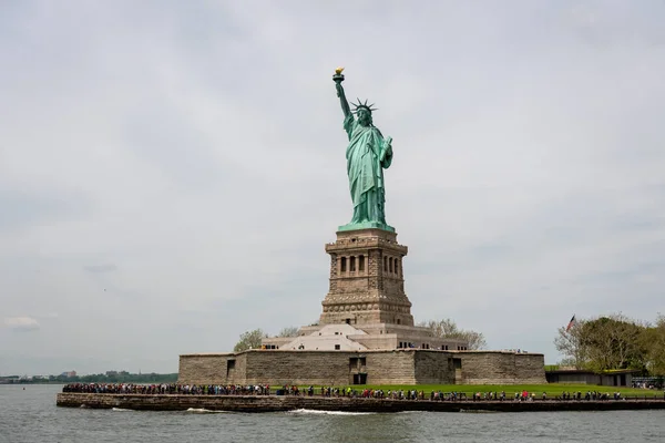 New York États Unis Juin 2019 Ferry Boat Approchant Statue — Photo