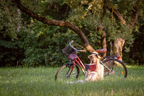 Una Giovane Magra Bionda Donna Nel Parco Siede Accanto Alla — Foto Stock