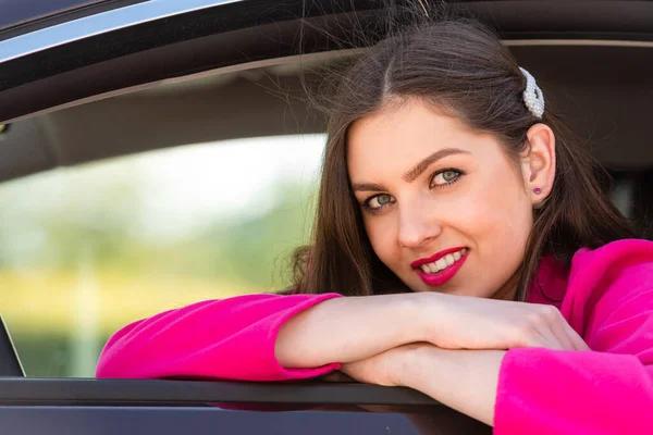 Eine Junge Schöne Emotionale Geschäftsfrau Die Auto Sitzt Und Aus — Stockfoto