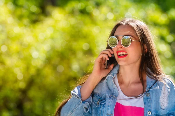 Belle Émotionnelle Jeune Femme Lunettes Soleil Parlant Téléphone Fond Doux — Photo