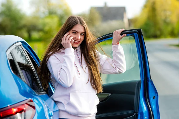 Junge Schöne Emotionale Frau Steigt Aus Dem Auto Und Telefoniert — Stockfoto