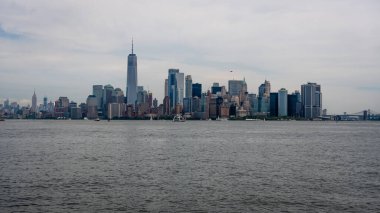 Manhattan şehir merkezindeki Skyline ve modern ofis binaları Hudson Nehri 'nin karşısından izleniyor. - Görüntü