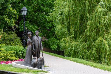 Riga, Letonya - 3 Temmuz 2020: Letonya Ulusal Operası yakınlarındaki meydanda Riga Belediye Başkanı (1901-1912) George Armitstead anıtı, heykeltıraş Andris Varpa