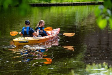 Riga, Letonya - 3 Temmuz 2020: Daugava nehri ve eski şehrin etrafındaki kanal gezisi
