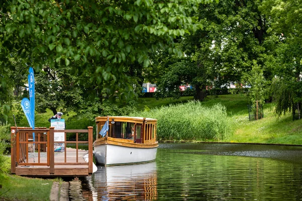 Riga Lettland Juli 2020 Båt För Turister Kanalen Daugava Floden — Stockfoto