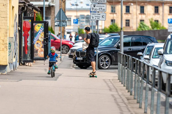 Riga Letonia Julio 2020 Hombre Con Monopatín Niño Con Una — Foto de Stock