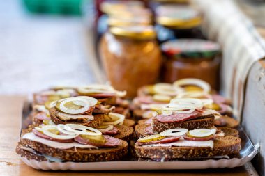Açık bir kafede et, sosis ve soğanlı bir tepsi. Hızlı atıştırmalıklar, seçici odak - resim