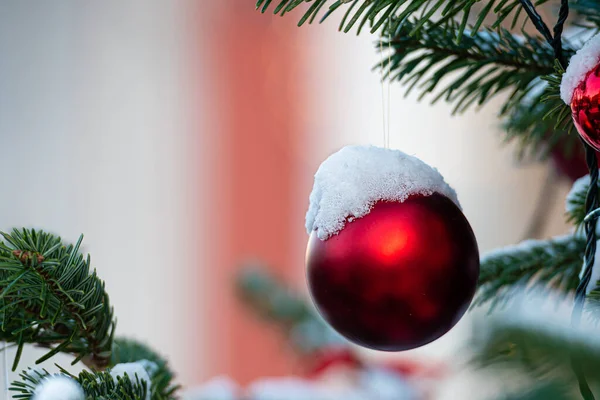 Decoraciones Coloridas Ramas Árboles Navidad Cubiertas Nieve Imagen —  Fotos de Stock