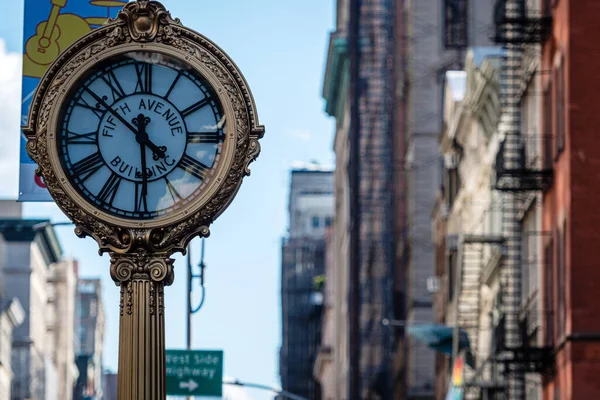 New York Usa Giugno 2019 Orologio Storico Sulla Fifth Avenue — Foto Stock