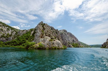 Hırvatistan 'ın Krka kentinde nehir kıyısındaki kayalar
