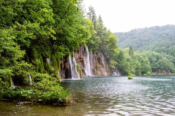 Beautiful Waterfall Blue Limpid Lake Plitvice Lakes National Park Dalmatia — Stock Photo, Image