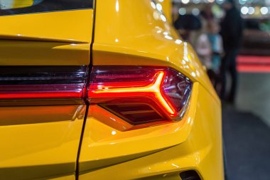 Arka farlı araba farları. Dış detay. Sarı renkli lüks araba - görüntü