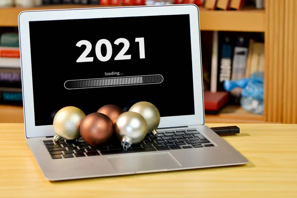 Tafel Laptop Met Tekst 2021 Laden Het Scherm Met Kerstversiering — Stockfoto